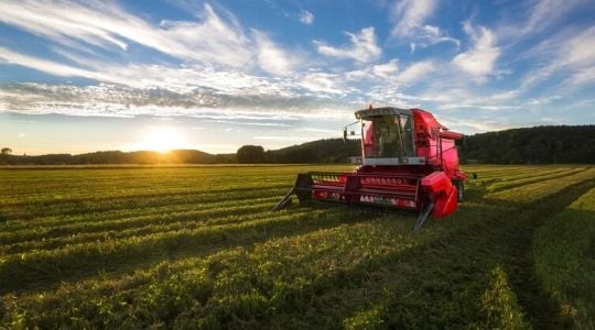 Une moissonneuse dans un champ