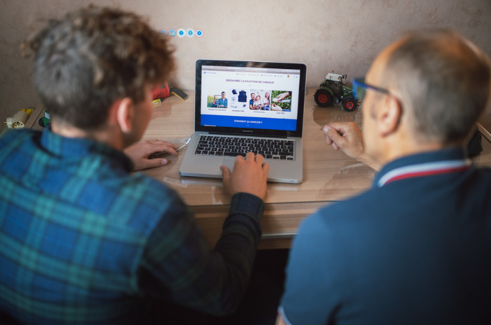 deux agricultures face à un ordinateur