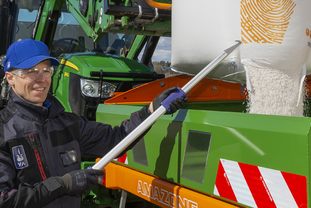 Un agriculteur ouvre un bigbag avec un couteau Yara EasyCut