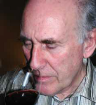 Homme sentant un verre de vin