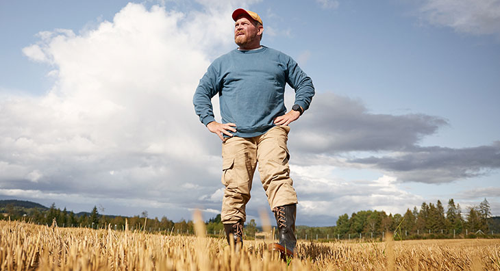 Un agriculteur dans son champ de blé