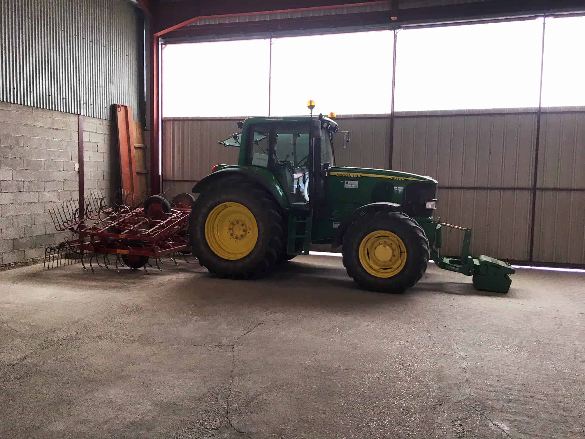 Tracteur dans un hangar